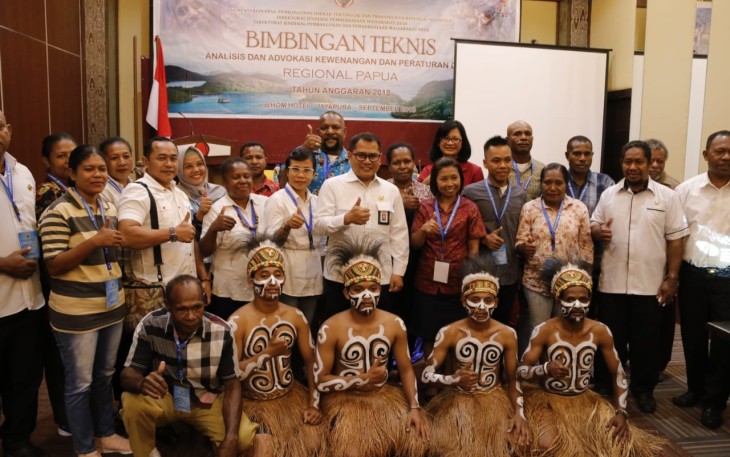 Staf Khusus Mendes PDTT Risharyudi Triwibowo, saat membuka lansung acara Bimbingan Teknis Analisis dan Advokasi Kewenangan dan Peraturan Desa Regional Papua di Jayapura, Papua (19/9)