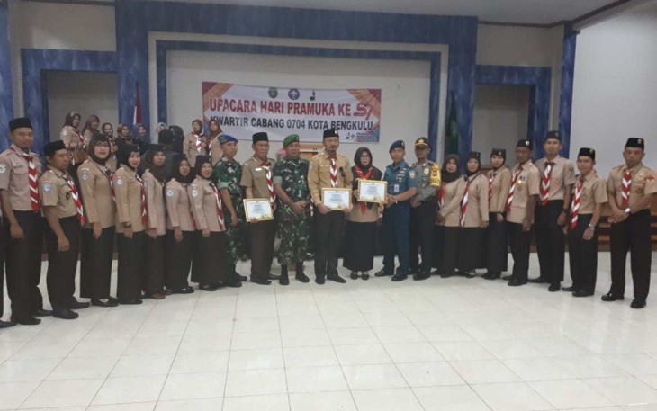 Pramuka Kwartir Cabang 0704 Kota Bengkulu melakukan upacara peringatan Hari Pramuka ke 57 