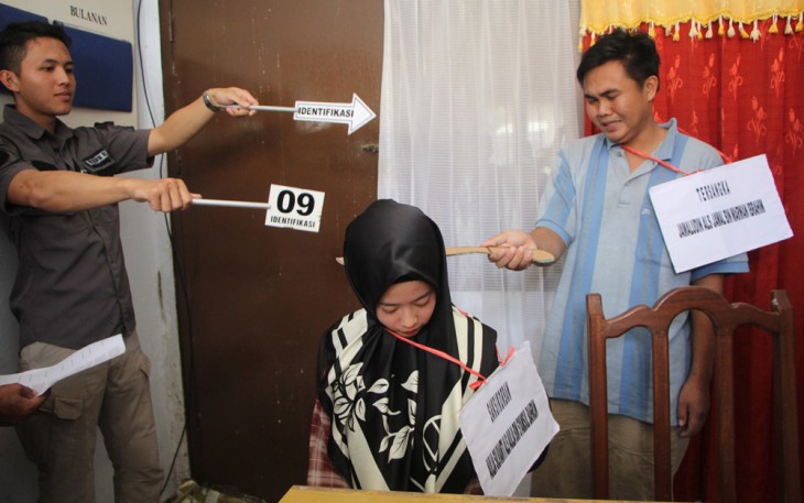 Adegan rekonstruksi pembacokan istri hingga tewas