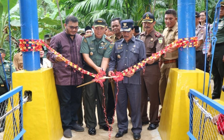 Bupati Bengkulu Tengah Dr. H. Ferry Ramli, SH, MH Foto Bersama Meresmikan Jembatan Gantung Di Desa Desa Punjung Kecamatan Pagar Jati 