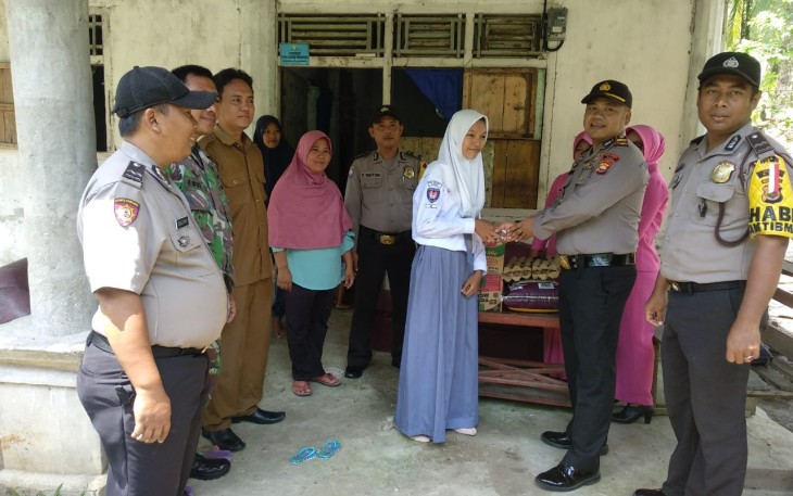 Polsek Kaur Selatan saat memberikan sembako kepada warga