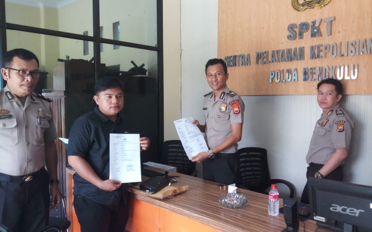 Pemred Garudadaily.com saat melaporkan Ketua DPRD Kota ke Polda Bengkulu