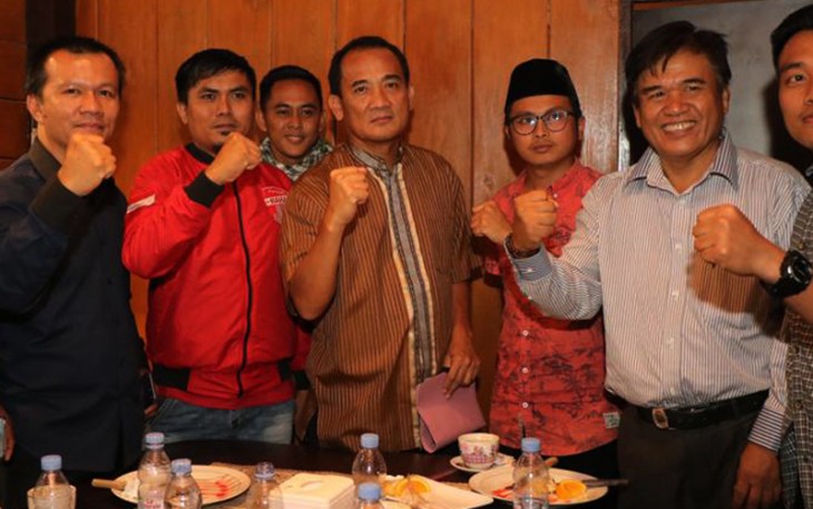 Kapolda Bengkulu mengumpulkan relawan Jokowi dan Prabowo untuk makan malam, dalam kesempatan itu hadir juga berbagai elemen masyarakat