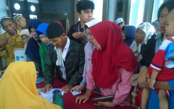 Antrean Pengurus Masjid, Guru Ngaji dan Kaum Dhuafa untuk menerima bantuan sembako