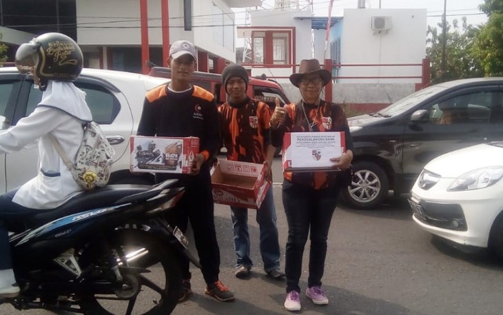 Anggota Pemuda Pancasila Bengkulu saat melakukan penggalangan dana, Rabu (03/10)