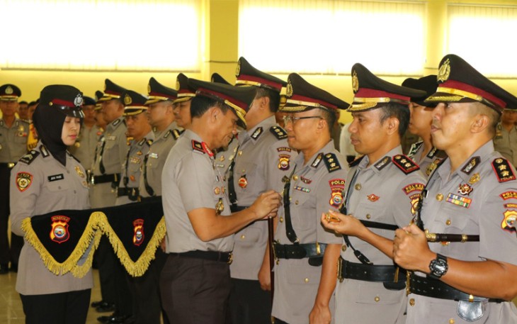 Kapolda Bengkulu Brigjen Pol Drs. Coki Manurung, SH., M.Hum saat memimpin upacara serah terima (Sertijab) 3 pejabat Utama Polda Bengkulu dan 2 Kapolres Jajaran Polda Bengkulu, di aula Adem Polda Bengkulu Senin (29/10).