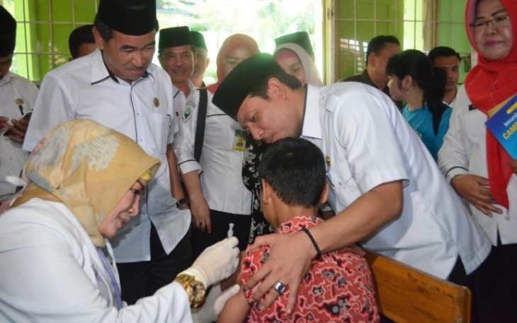 Wakil Walikota (Wawali) Bengkulu Dedy Wahyudi saat mendampingi salah satu siswa yang disuntik vaksin MR