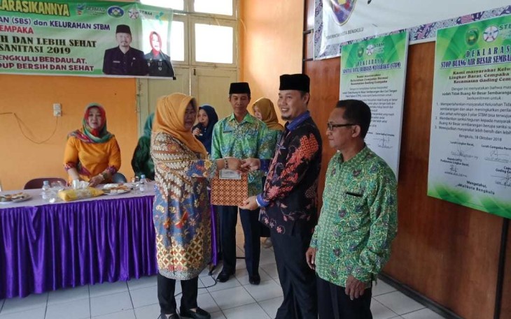  Dinas Kesehatan mendeklarasikan Stop Buang Air Besar Sembarangan (SBS) dan kelurahan Sanitasi Berbasis Masyarakat (STBM) di Wilayah Kecamatan Sungai Serut Kecamatan Kampung Melayu dan berlanjut ke Gading Cempaka, Kamis (18/10/2018).