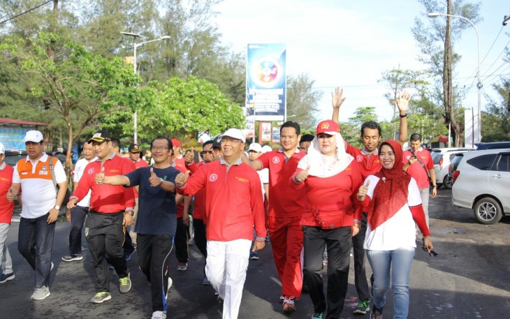 Plt Gubernur Bengkulu Rohidin Mersyah mengikuti jalan santai memperingati Hari Kesehatan Nasional.