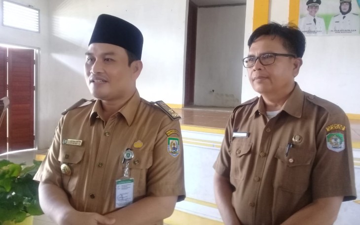 Kepala Dinas Kesehatan Provinsi Bengkulu Herwan Antoni didampingi Kepala Dinas Kesehatan Kaur M Thabri A Rachman usai acara sosialisasi KTR