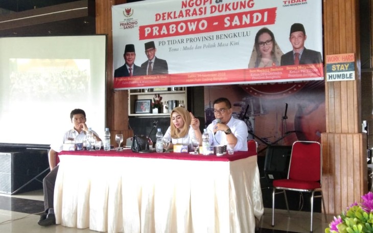 Erlan Oktriandi saat memberikan pendapatnya tentang politik