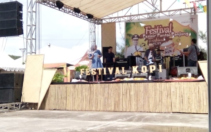 Penampilan Band Lokal Bengkulu Dalam Festival Kopi Bengkulu Menyambut HUT Emas Provinsi Bengkulu ke-50 
