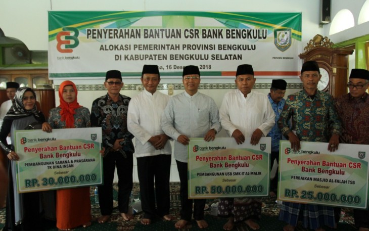 Gubernur Bengkulu Rohidin Mersyah menyerahkan Bantuan CSR Bank Bengkulu.
