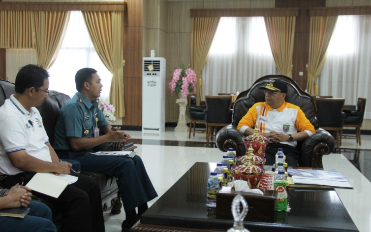 Gubernur Bengkulu Rohidin Mersyah saat audiensi bersama Danlanal Bengkulu beserta rombongan, terkait Pelaksanaan Bengkulu Triathlon II Tahun 2018, di Ruang Kerja Gubernur, Jum’at (14/12).