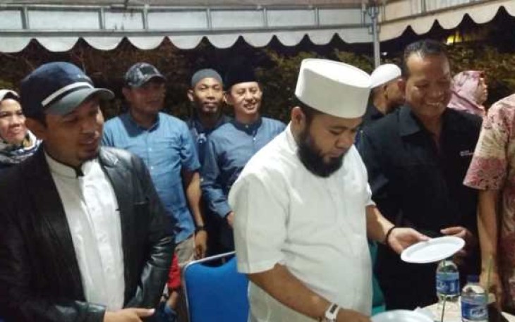Walikota Helmi Hasan didampingi Wakil Walikota Dedy Wahyudi saat mencicipi kuliner malam 'Samisake' 