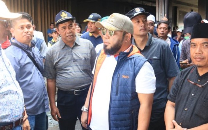 Walikota saat bertemu pedagang korban kebakaran PTM