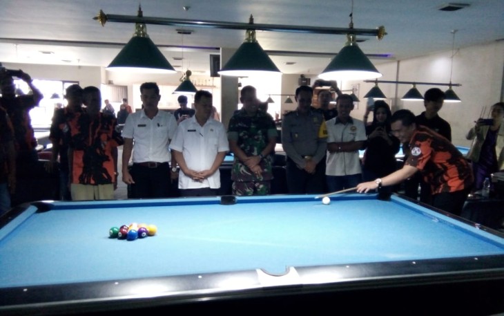 Erlan Oktriandi saat membuka turnamen biliar