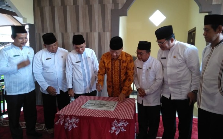 Penandatanganan prasasti pembangunan mushola oleh Plt Gubernur Bengkulu Rohidin Mersyah