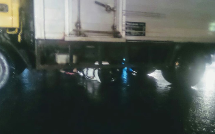 Saat kejadian motor nampak ringsek di kolong truk box