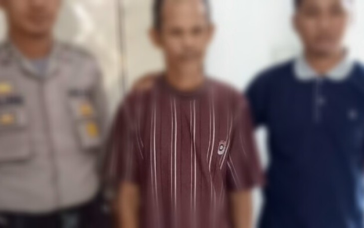 Pelaku (tengah) saat diamankan polisi