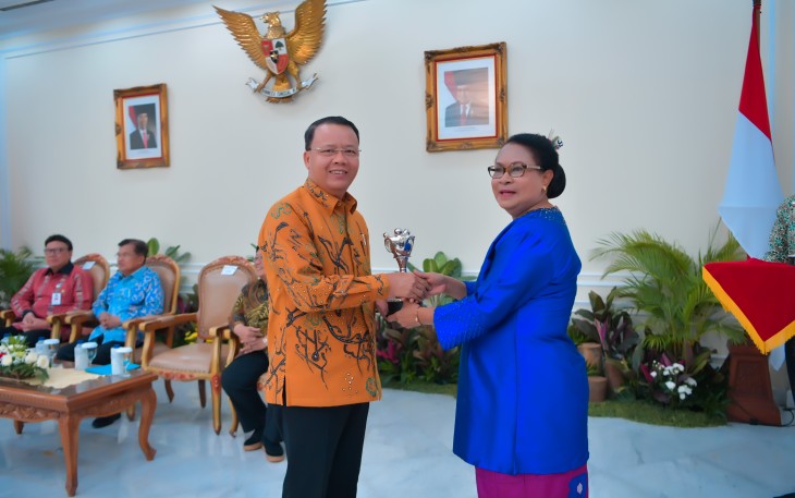 Gubernur Bengkulu Rohidin Mersyah menerima penghargaan Anugerah Parahita Ekapraya (APE) dari Menteri Pemberdayaan Perempuan dan Perlindungan Anak (PPPA), Yohana Yembise di Istana Wakil Presiden Ri di Jakarta.