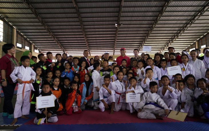 Foto bersama, Gubernur Bengkulu Rohidin Mersyah usai membuka kejuaraan Karate Al Fida II 2018