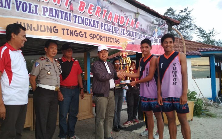 Kepala Dinas Pemuda dan Olahraga Provinsi Bengkulu Meri Sasdi Memberikan Piala Kepada Juara Pertama Voli Pantai Putra Dari Tanah Datar Sumbar 