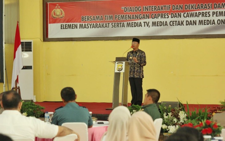 Gubernur Bengkulu Rohidin Mersyah saat menghadiri dialog interaktif dan deklarasi damai bersama tim pemenangan pasangan Capres dan Cawapres, OKP, OKM, Elemen Masyarakat serta media massa.  