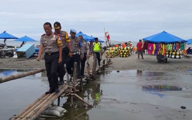 Kapolda Bengkulu, Brigadir Jenderal Polisi (Brigjen Pol) Drs Coki Manurung SH., M.Hum saat melakukan peninjauan di Pantai Jakat
