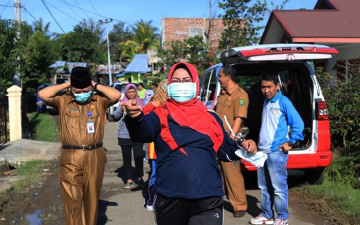 Kadinkes Kota Bengkulu saat meninjau lokasi terdampak DBD