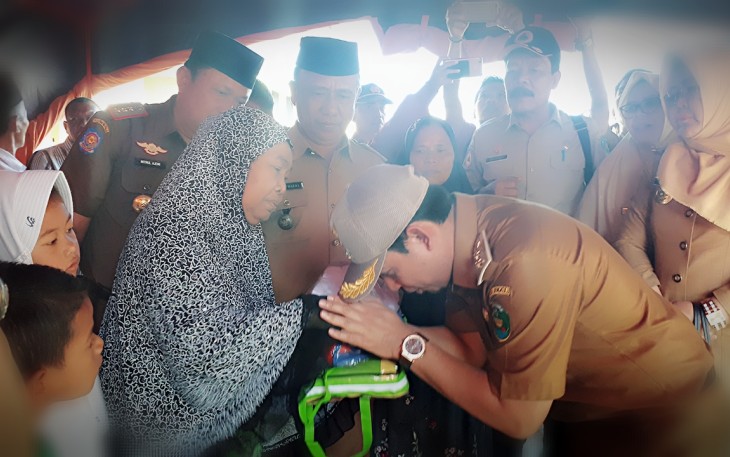 Wakil Walikota Dedy Wahyudi saat menyalurkan bantuan