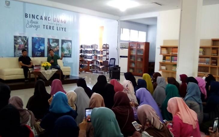 Tere Liye saat Bincang Buku 'Si Anak Cahaya' di Bengkulu
