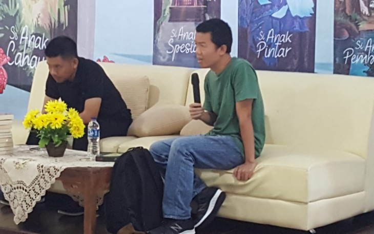 Novelis Tere Liye (kanan) 