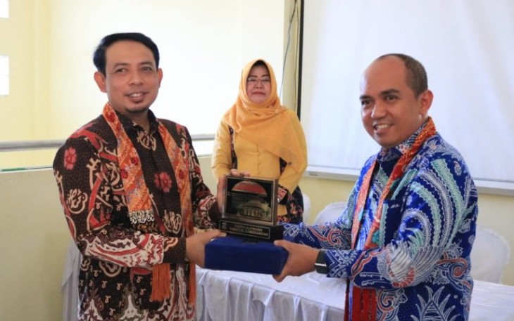 Penyerahan cindra mata 