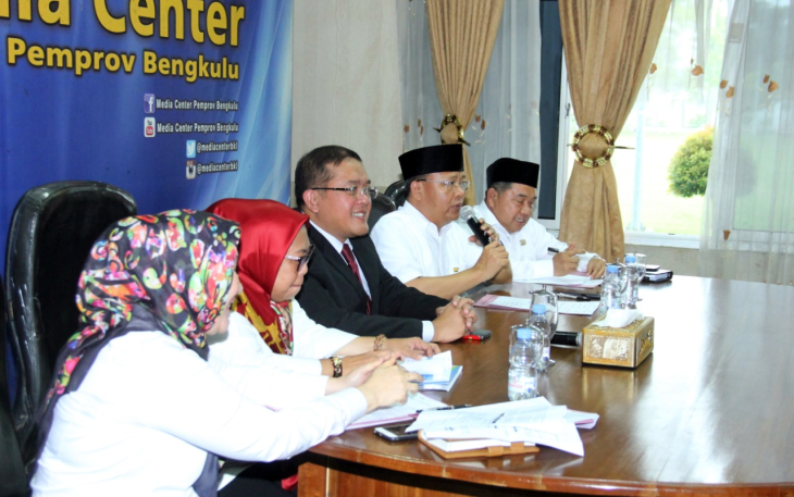 Gubernur Bengkulu Rohidin Mersyah bersama Kepala Perwakilan Bank Indonesia Bengkulu Endang Kurnia Saputra menggelar Konfrensi Pers terkiat Inflasi Daerah