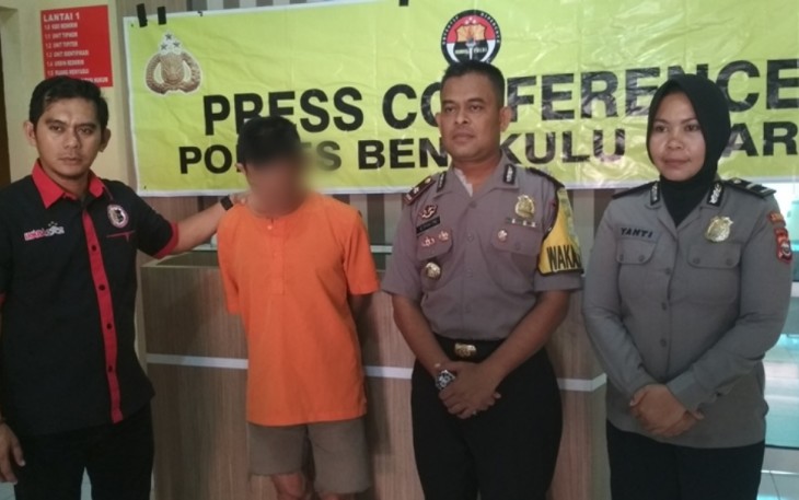 Pelaku saat diamankan polisi
