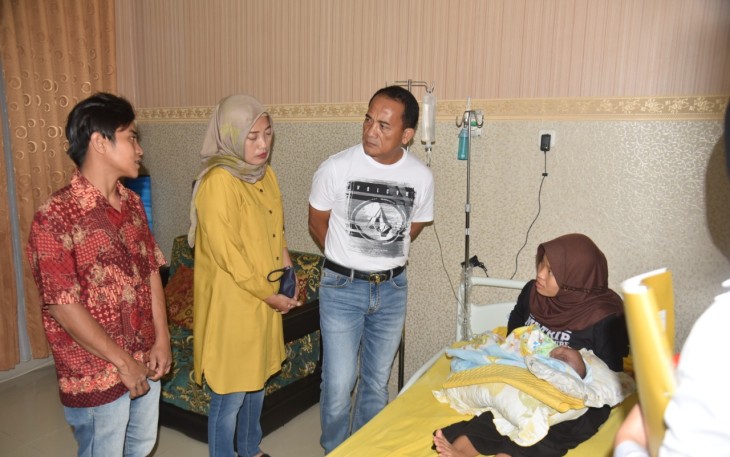 Kapolda Bengkulu saat melihat langsung kondisi bayi di rumah sakit