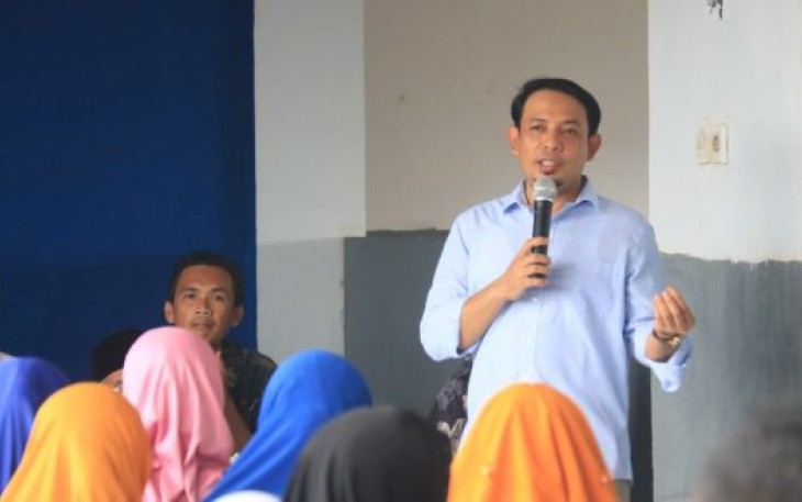 Wakil Wali Kota Bengkulu Dedy  Wahyudi saat menyalurkan sembako ke warga rusunawa
