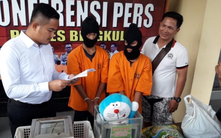 Polisi saat konferensi pers tersangka dan barang bukti