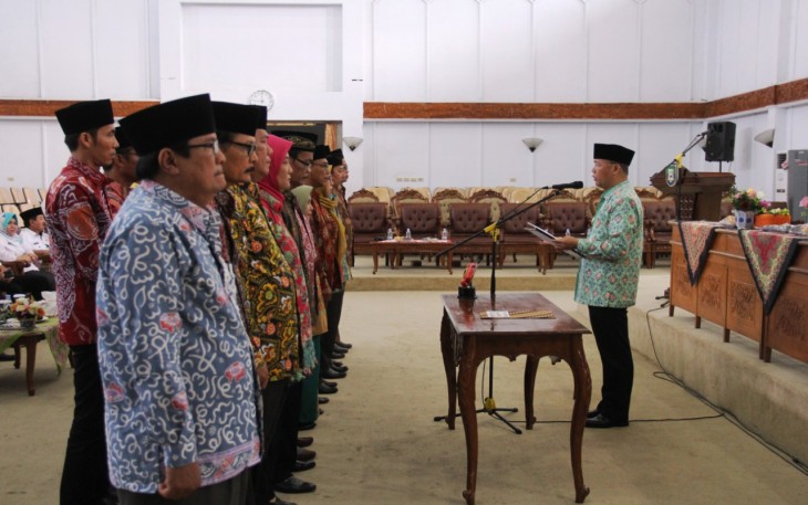 Gubernur Bengkulu Rohidin Mersyah saat mengukukuhkan Dewan Riset Daerah (DRD) Provinsi Bengkulu Periode 2018-2021, di Gedung Serba Guna