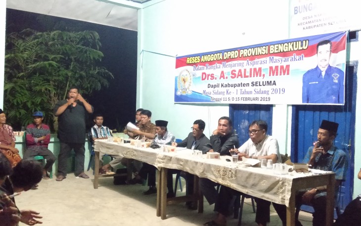 Kepala Desa Arang Sapat Alfa Edison Dan Anggota DPRD Provinsi Bengkulu A Salim Saat Reses
