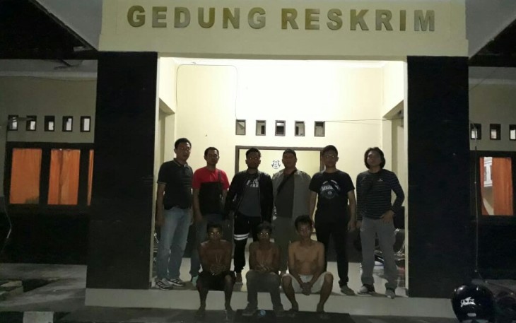 Satreskrim Polres Kaur saat mengamankan 3 orang pelaku