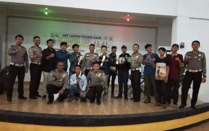 kegiatan Millennial Road Safety Festival Lomba Stand Up Comedy yang diselenggarakan di gedung sentra kuliner Kota Bintuhan, Sabtu (2/2) malam.