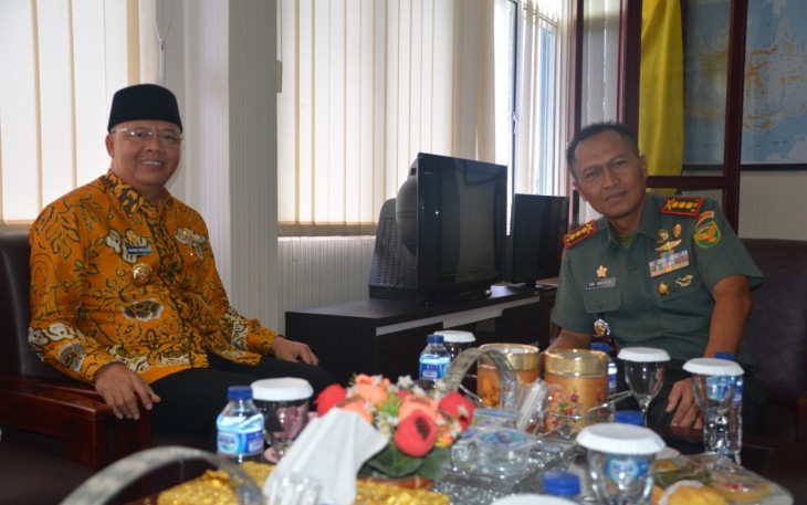 Gubernur Bengkulu  Rohidin Mersyah saat melakukan kunjungan sekaligus silaturahmi dengan Danrem 041 Gamas