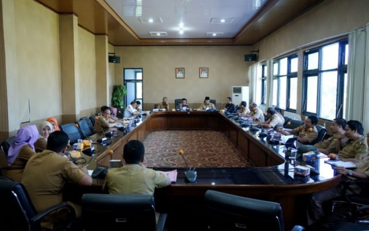 Rapat pembahasan kesiapan atribut dan honorarium personel perlindungan masyarakat (linmas) di Tempat Pemungutan Suara (TPS)