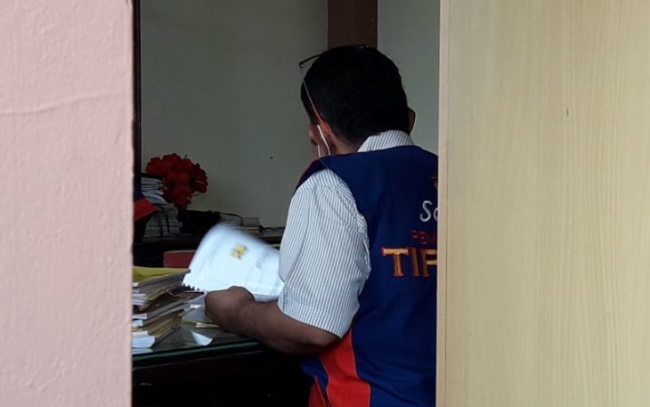 Tim Tipidkor Polda Bengkulu saat melakukan penggeledahan