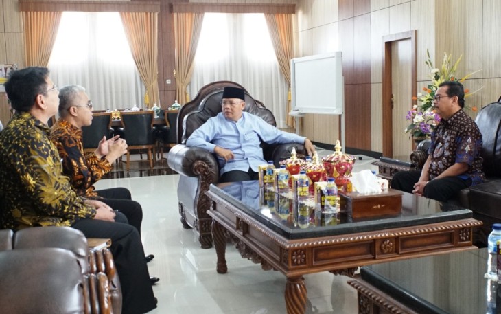 Kepala Kanwil Ditjen Perbendaharaan Provinsi Bengkulu Ismed Saputra didampingi Rektor Universitas Bengkulu (UNIB) Ridwan Nurazi saat berkoordinasi dengan Gubernur Bengkulu Rohidin Mersyah, di Ruang Kerja Gubernur Bengkulu, Jumát (08/02).