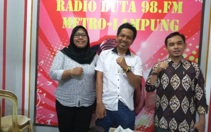 Ketua Persatuan Wartawan Indonesia (PWI) Kota Metro, Lampung, Abdul Wahab dalam dialog di Radio Duta 98 FM Metro, dengan tema' Peran Masyarakat dan Media dalam mensukseskan Pemilu 2019 Aman dan Damai, Kamis (21/02/2019).