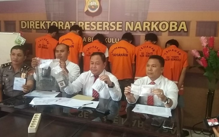 Kasubdit ll Ditresnarkoba Polda Bengkulu, Komisaris Polisi (Kompol) Milian Aziz dalam eksposenya di Mapolda Bengkulu, Senin (18/2/19)