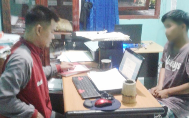 Penyidik saat memeriksa pelaku di Mapolsek Selebar